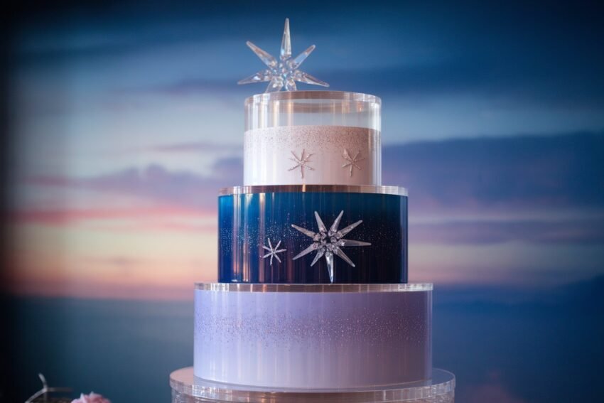 15 Wedding Cakes with Acrylic Tiers That Wow Guests