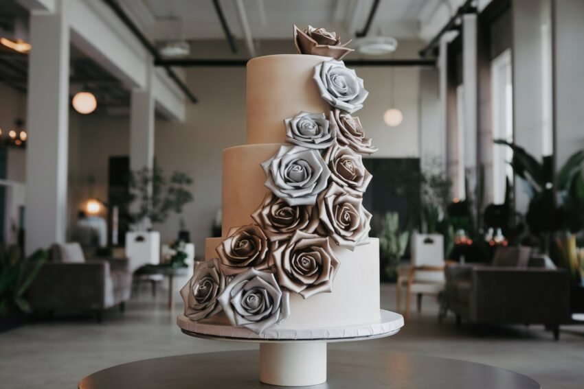 16 Wedding Cakes with Cascading Flowers to Inspire You